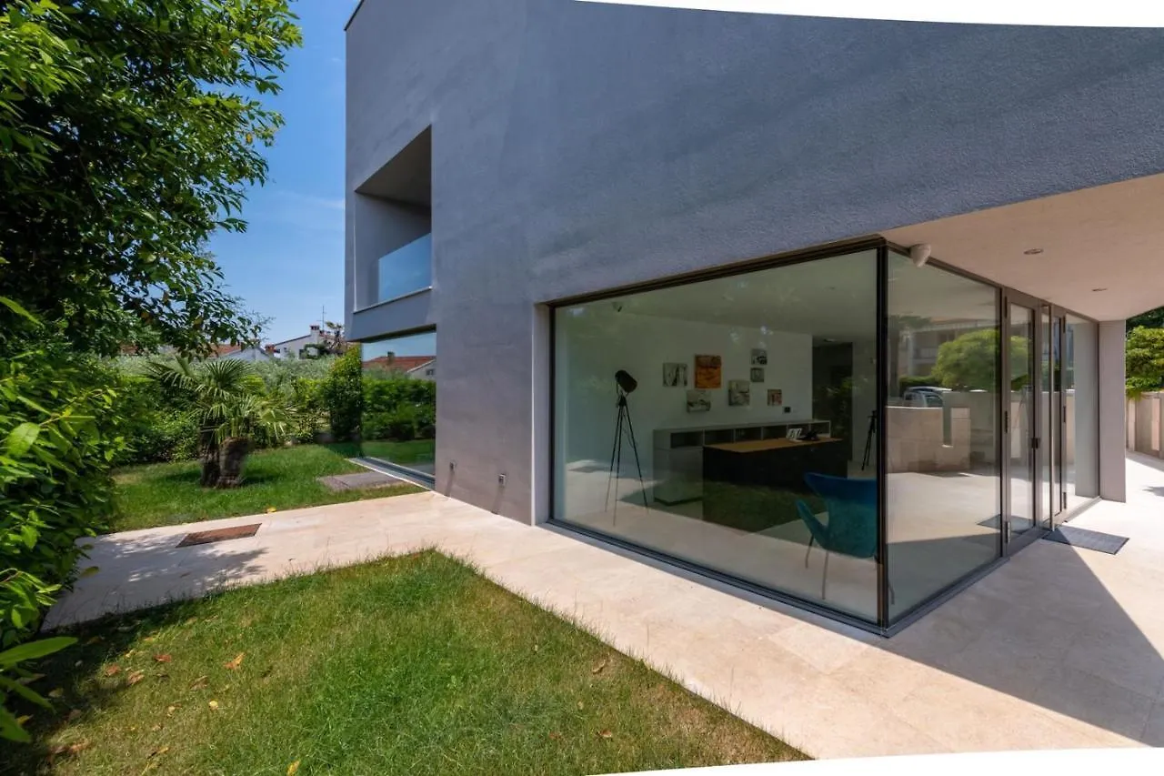 Rm Luxury Villa With Pool In 로비니
