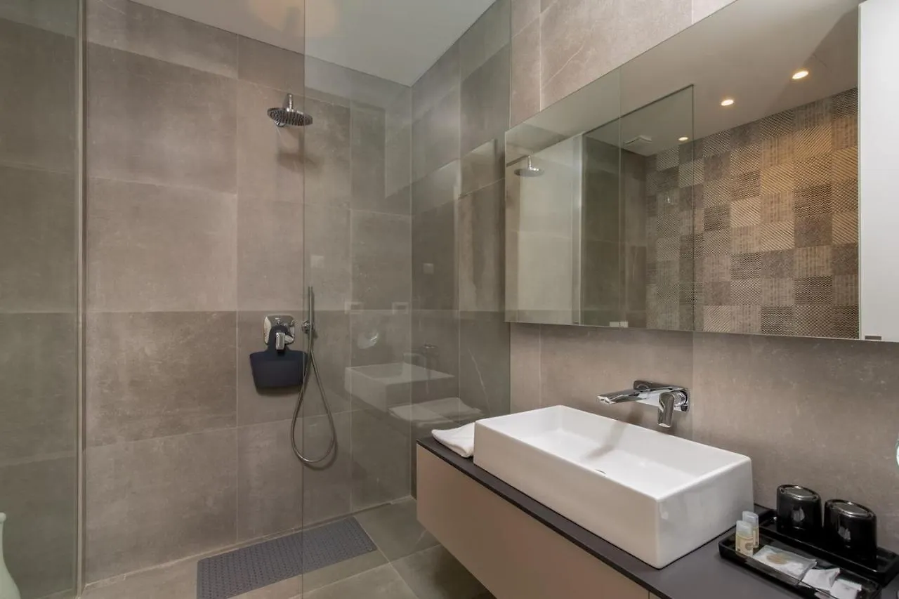 Rm Luxury Villa With Pool In 로비니