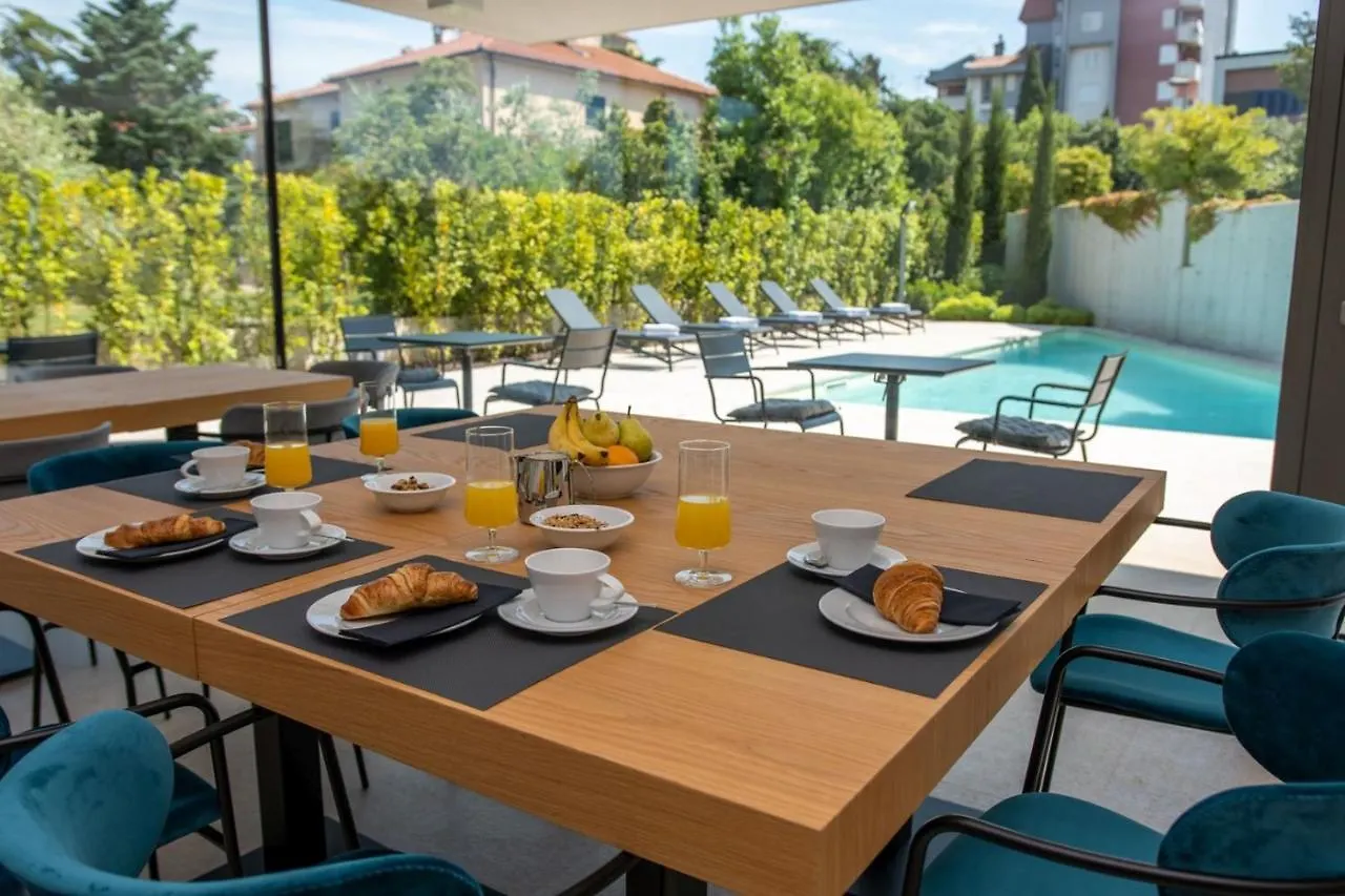 Rm Luxury Villa With Pool In 로비니 0*,