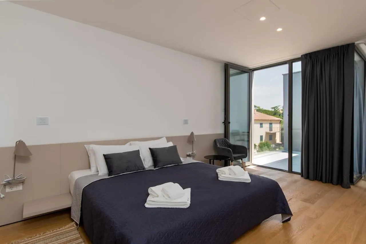 Rm Luxury Villa With Pool In 로비니